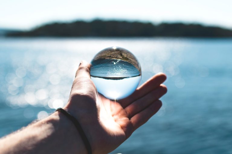 Una palla di vetro che riflette il paesaggio sintetizza l'emdr