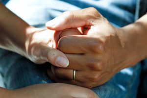 Infermiere che stringe la mano ad un paziente - ricerca infermieri multiclinica