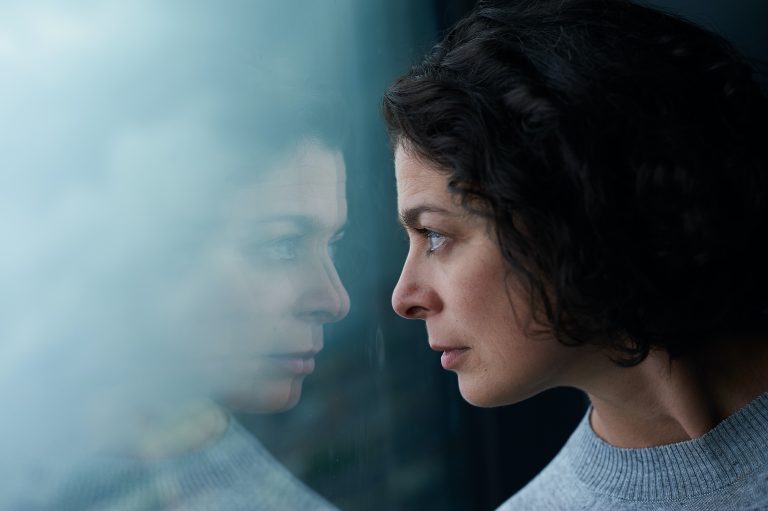 Una donna che si guarda allo specchio - EMDR